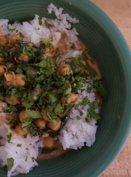 Quick Chickpea-Spinach-Curry Over Rice